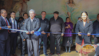 Cortando listón inaugura galería 