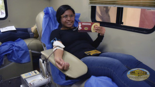 Jóvenes donando sangre.