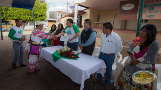 entrega de propuestas a activistas por la paz