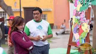 Activista enseñando