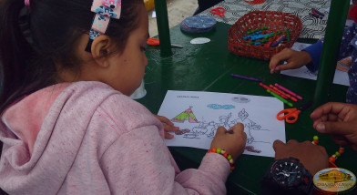 Niña pintando