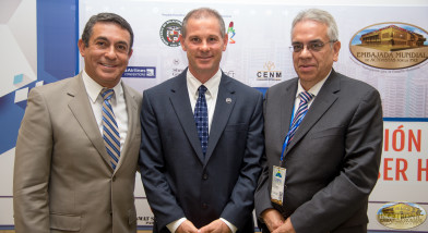 Ángel Sánchez, moderador. David Vollmer y Arturo Solis ponentes de la 5 mesa