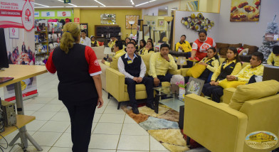 Trabajadores atentos a la sesión educativa