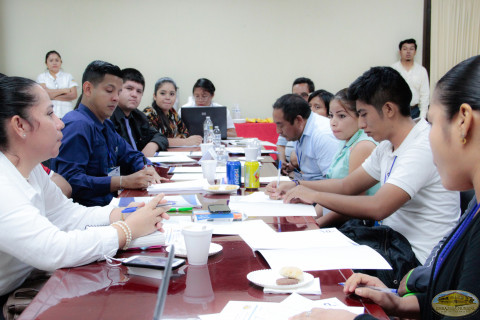 estudiantes en mesa