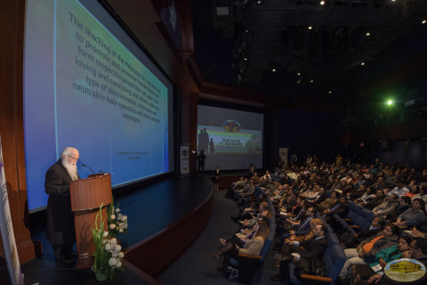 Educate on the Holocaust exposición William Soto