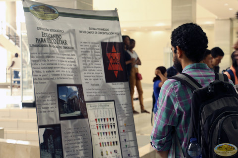 Invitado leyendo Exposición de Fotos Exposición