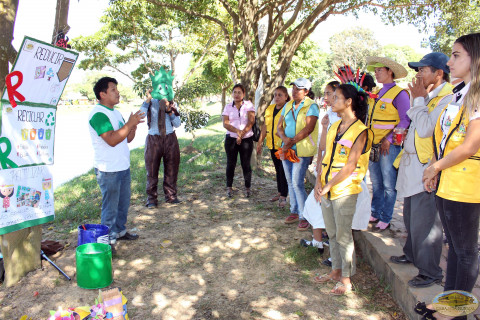 Activista enseñando sobre valores ambientales Valores ambientales