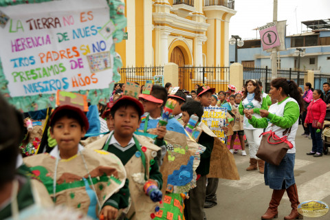 Instituciones marchan con disfraces alusivos a la madre tierra.