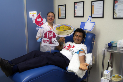 Doctora y activista en proceso de donación de sangre Donación