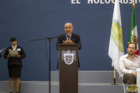 Expuso un breve resumen de la historia de su padre. palabras en evento