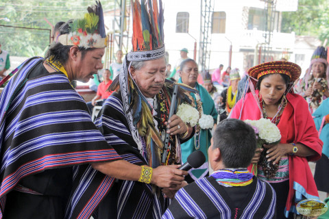 indígenas celebrando