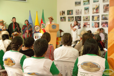 indígenas dando a conocer indígena dando