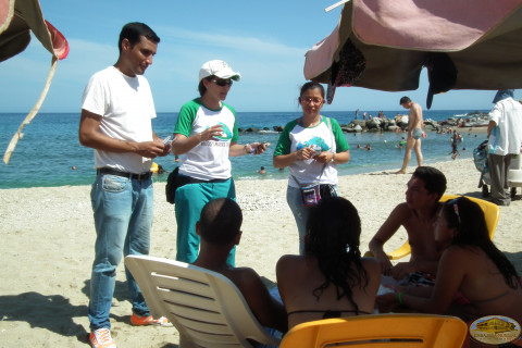 concientizando_a_usuarios_de_las_playas_camuru_chico concienciando