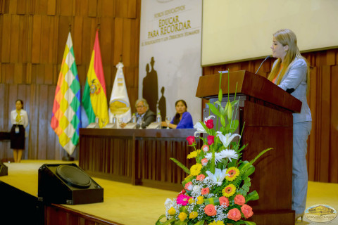 Lcda Gabriela dando apertura al Foro Gabriela Lara