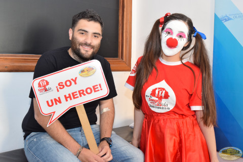 Sé un héroe para las personas que necesitan transfusiones de sangre periódicas Donante de sangre