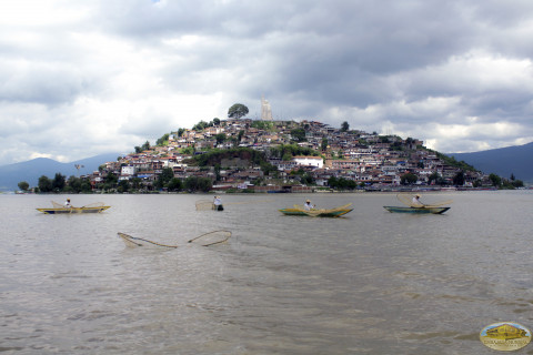 Grupo de activistas visitó la Isla de Janitzio en el Lago de Pátzcuaro, Limpiando el lago