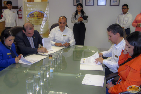 Personalidades asistentes también hicieron parte de la firma del convenio. Firmas de apoyo