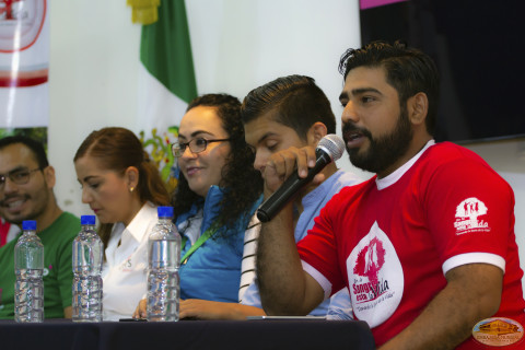 Federación de Estudiantes Universitarios, Centro Estatal de la Transfusión Sanguínea, estudiante de la UDG y representante de la campaña, y activista de la EMAP. Personalidades asistentes.