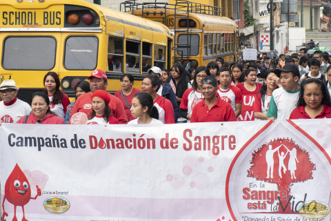 Diferentes entidades, por las calles del municipio en una caminata espontanea portando carteles e incentivando a los vecinos para conocer sobre la donación voluntaria de sangre. Caminata con entidades