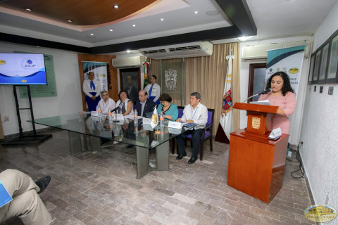María Flores, rectora de la Universidad Politécnica de Veracruz; Gerardo Montero, rector de la Universidad Autónoma de Campeche; Azurena Molina, directora de la Universidad Pedagógica Nacional; y José Rullán, de la Universidad Autónoma del Carmen. Participación en evento.