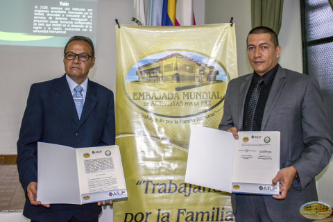 De izquierda a derecha: Leonardo Villamil, rector de COTECNOVA; Luis Miguel Salazar, promotor de la EMAP. Rector de COTECNOVA.