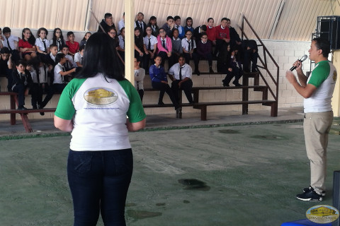 Activistas dictando la charla de las 5R 5R