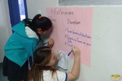 Estudiantes participando