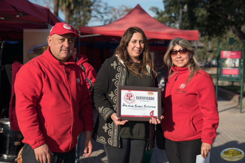 Reconocimientos a la Señora Alcadesa Nora Cuevas acompañada de las Coordinadora de la Emap Chile certificado