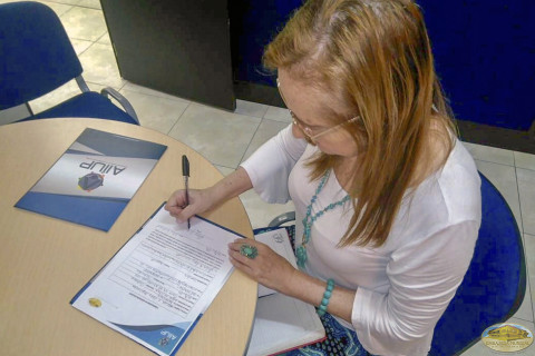 Firmando alianza.