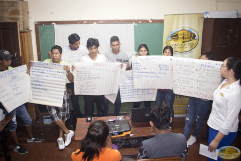 estudiantes presentando