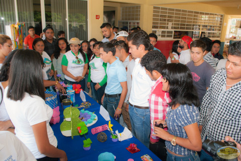 Exposición de objetos hechos con material reciclado. Exposicion reciclado