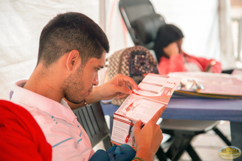 Los voluntarios de la EMAP incentivaron a la ciudadanía colombiana a donar sangre en este 12ª Maratón Internacional de Donación de Sangre. Voltarios incentivando