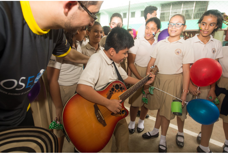 Interacción niños y músicos