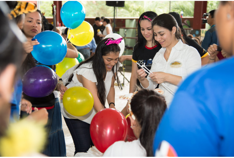 Activistas compartiendo con niños