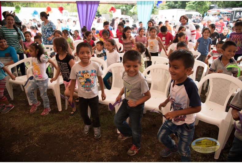 niños tocando palmas