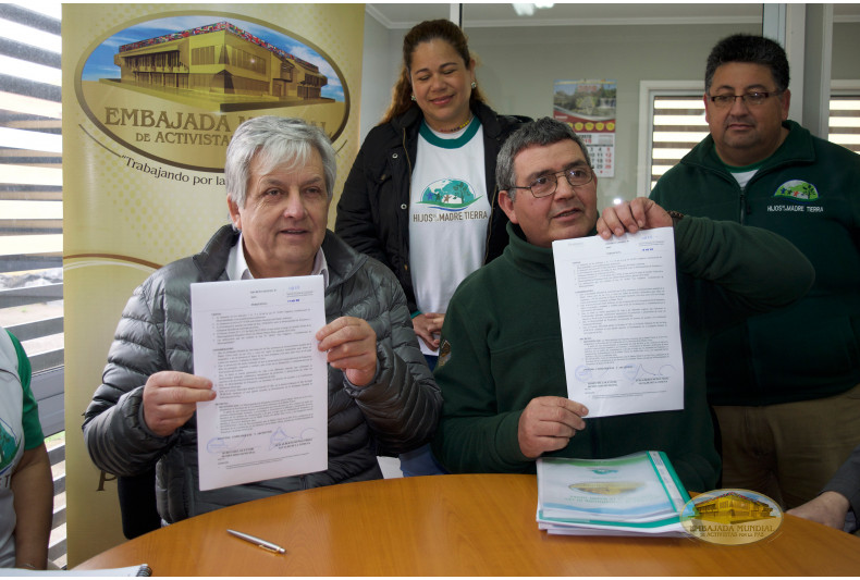 Representantes de Perquenco firman Proclama