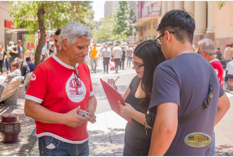 Voluntario captando en Paseo Estado