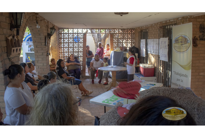 Activista explicando los requisitos de donar sangre