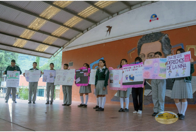 Alumnos de secundaria presentan sus carteles