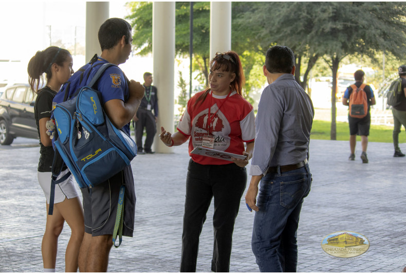 Activistas aclarando dudas de estudiantes 