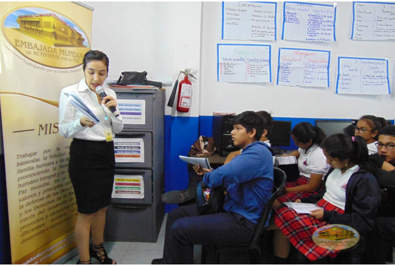 Activista leyendo 