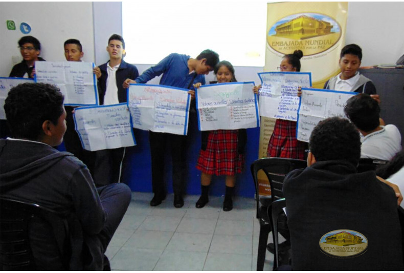 Estudiantes de la Escuela de Educación Básica