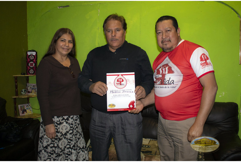 La familia participante recibe certificado