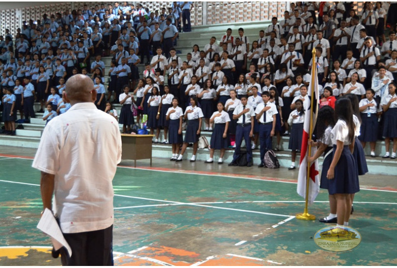 Acto cívico y canto del himno nacional de Panamá