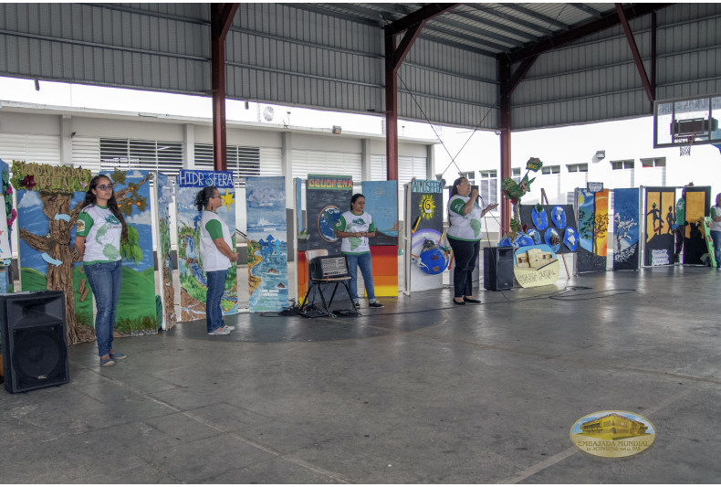 Guardianes por la Paz de la Madre Tierra realizando exposición de los módulos.