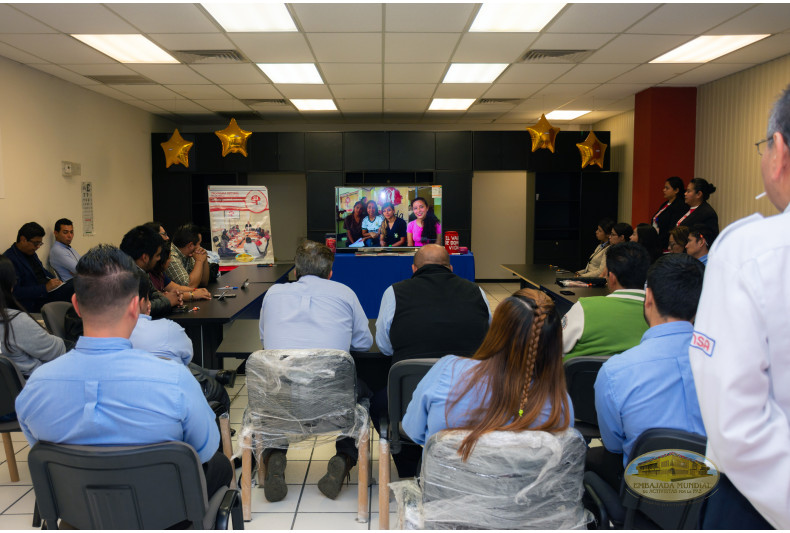 trabajadores en sesión educativa