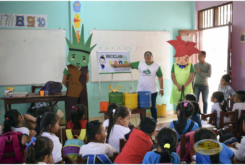 Estudiantes recibiendo taller ambiental