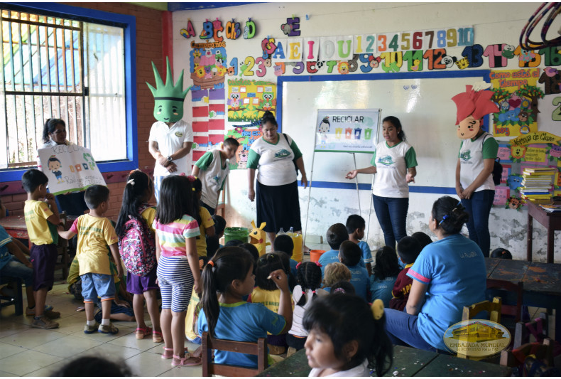 Estudiantes de educación inicial recibiendo las charlas ambientales