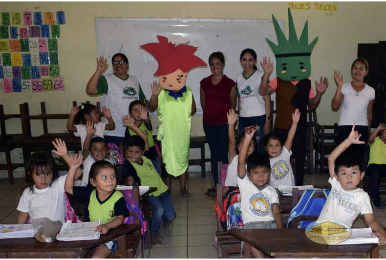 Estudiantes de educación inicial de uno de los salones reciben el taller