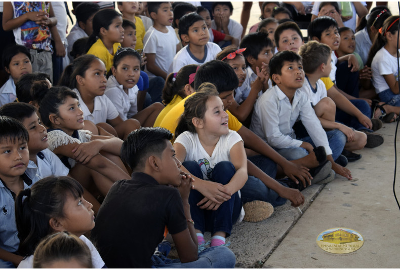 Estudiantes atentos a las exposiciones ambientales